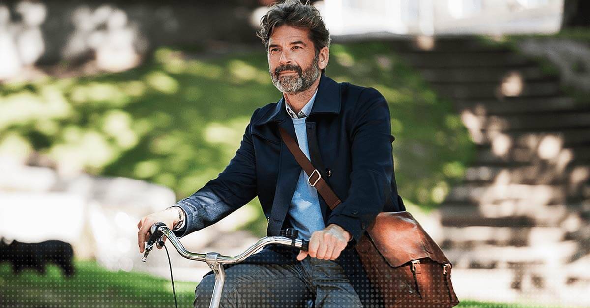 Ein Mann fährt auf dem Fahrrad