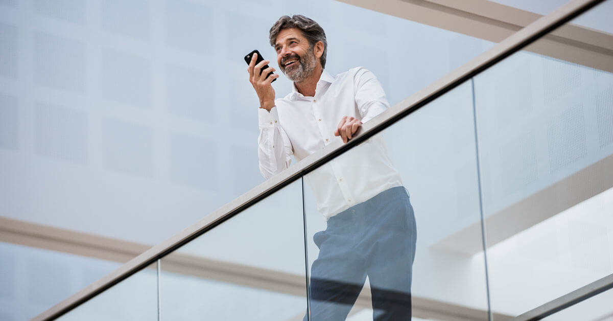 Geschäftsmann telefoniert mit seinem Smartphone