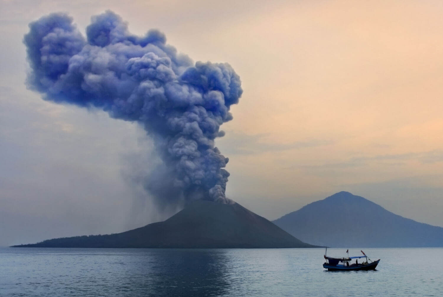 Vulkan Krakatau im Abendlicht