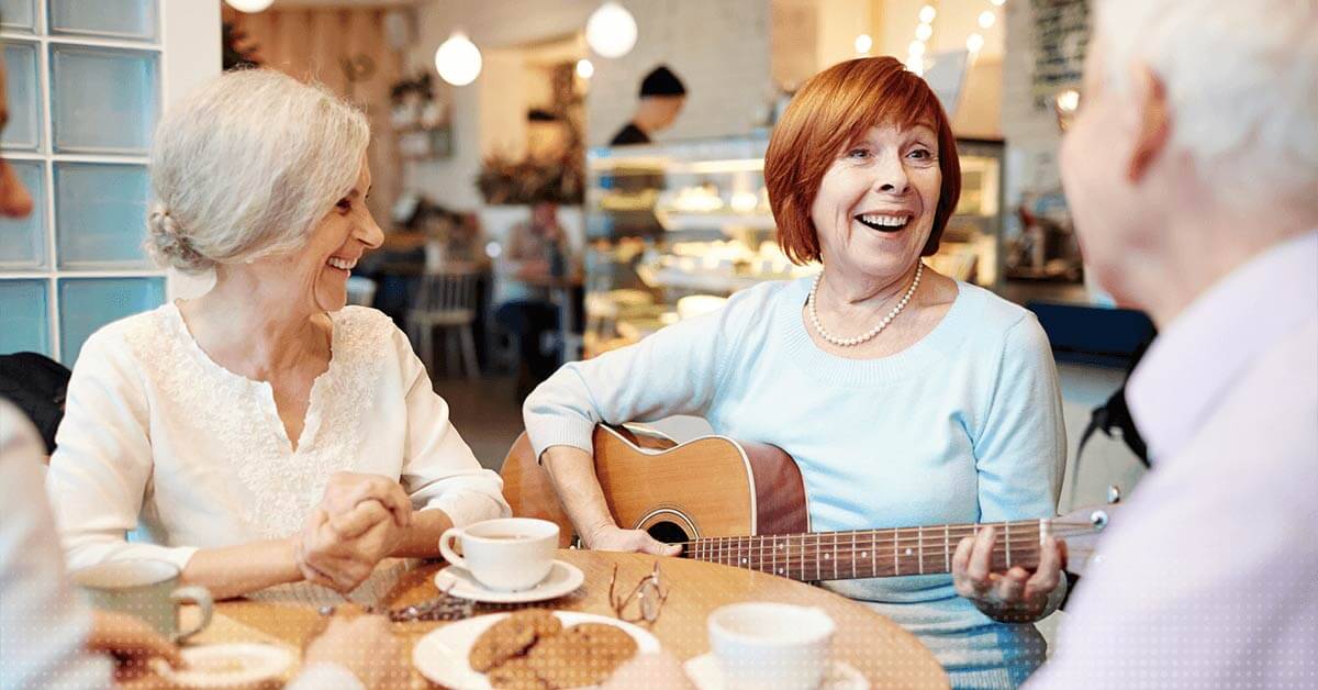 gli anziani suonano la chitarra