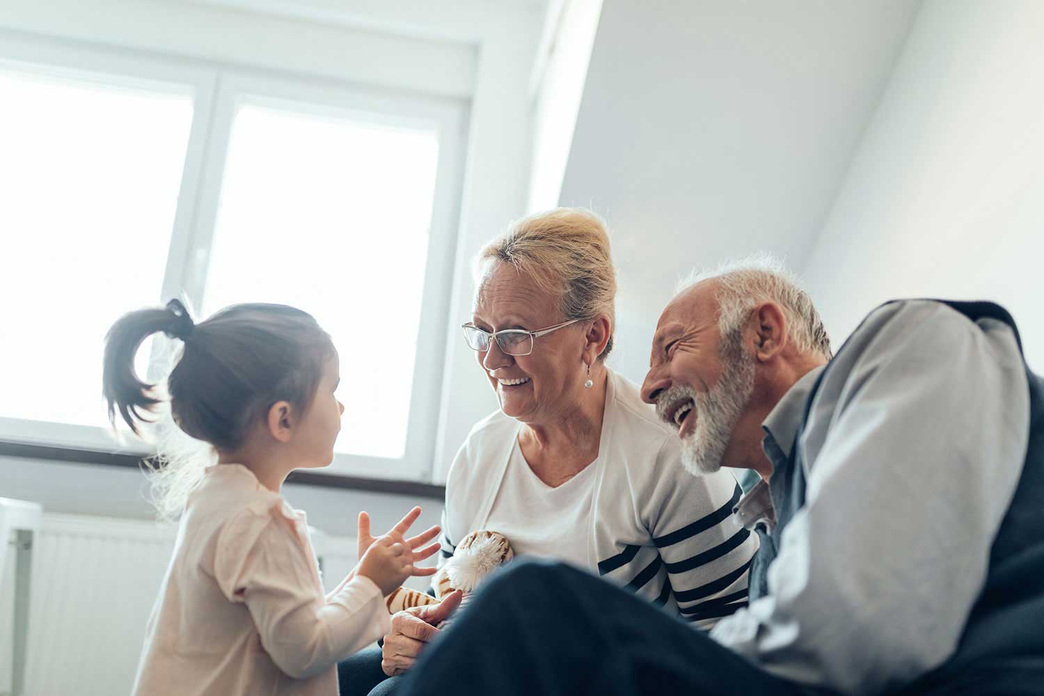 Nonni che giocano con la nipote