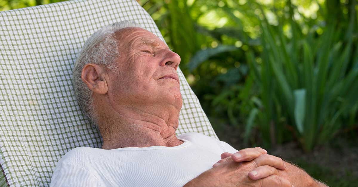 Un uomo che dorme in giardino