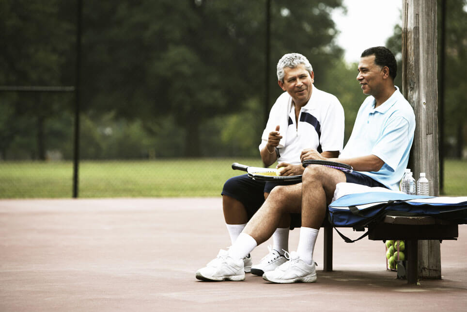zwei Männer beim Tennis spielen