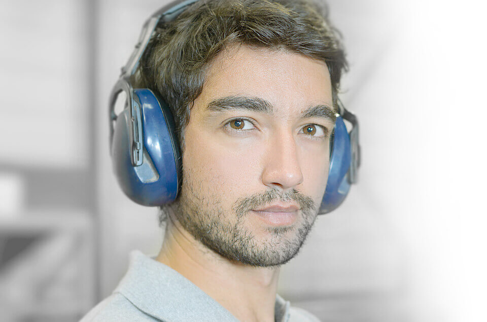 Ein junger Mann mit Gehörschutz