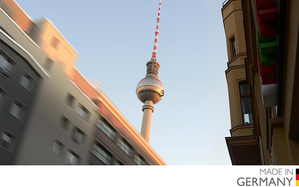 Berliner Häuserfront und Berliner Fernsehturm mit Qualitätshinweis Made in Germany