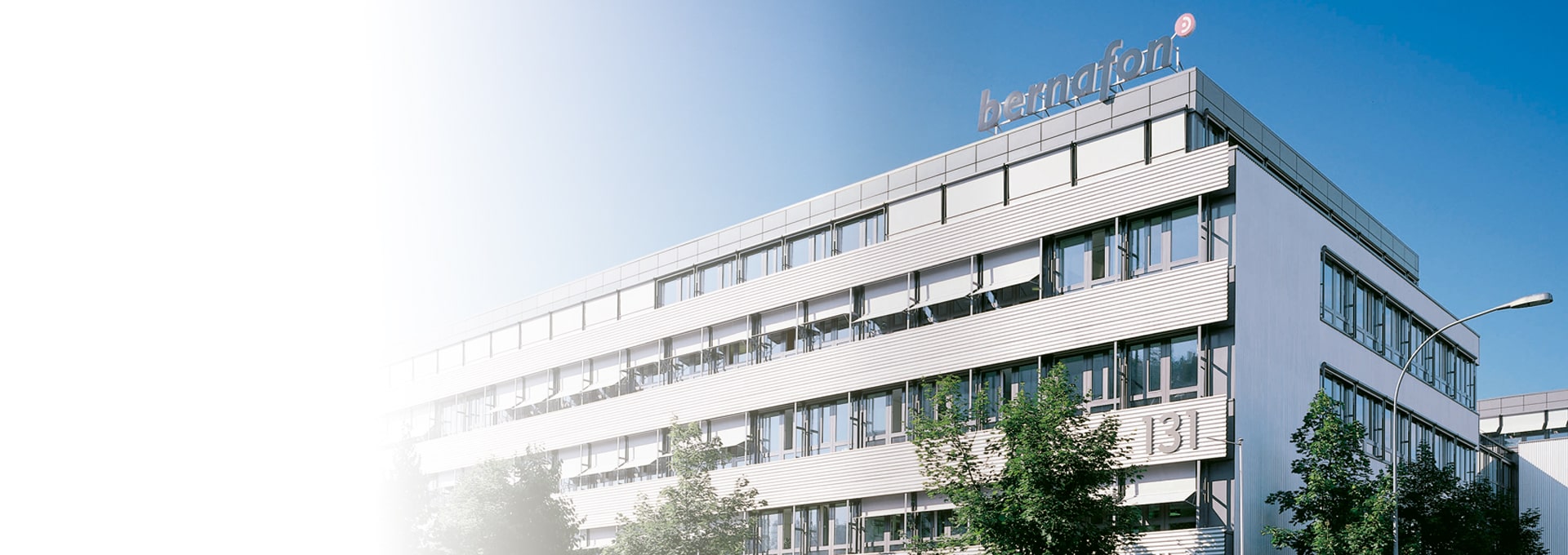 Kuva Bernafonin globaalin pääkonttorin rakennuksesta Bernissä, Sveitsissä aurinkoisena päivänä