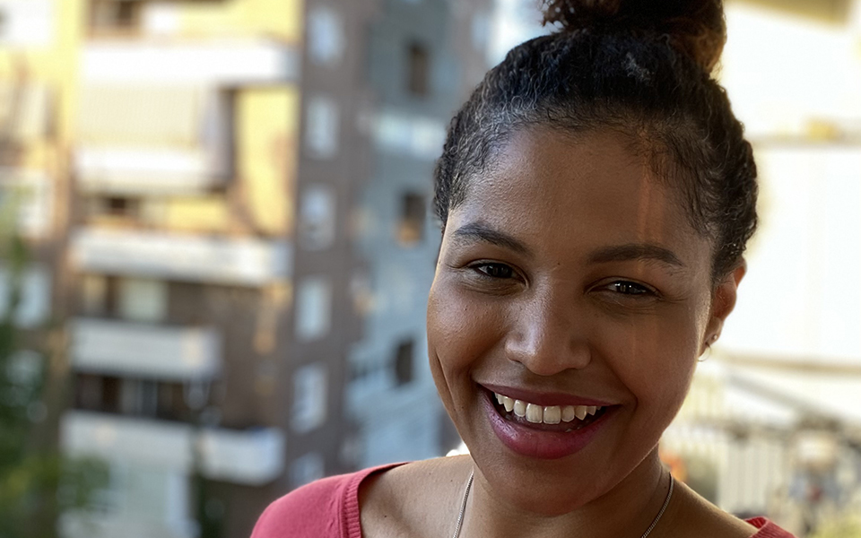 Portrait de Melissa M., employée de Bernafon, souriante.