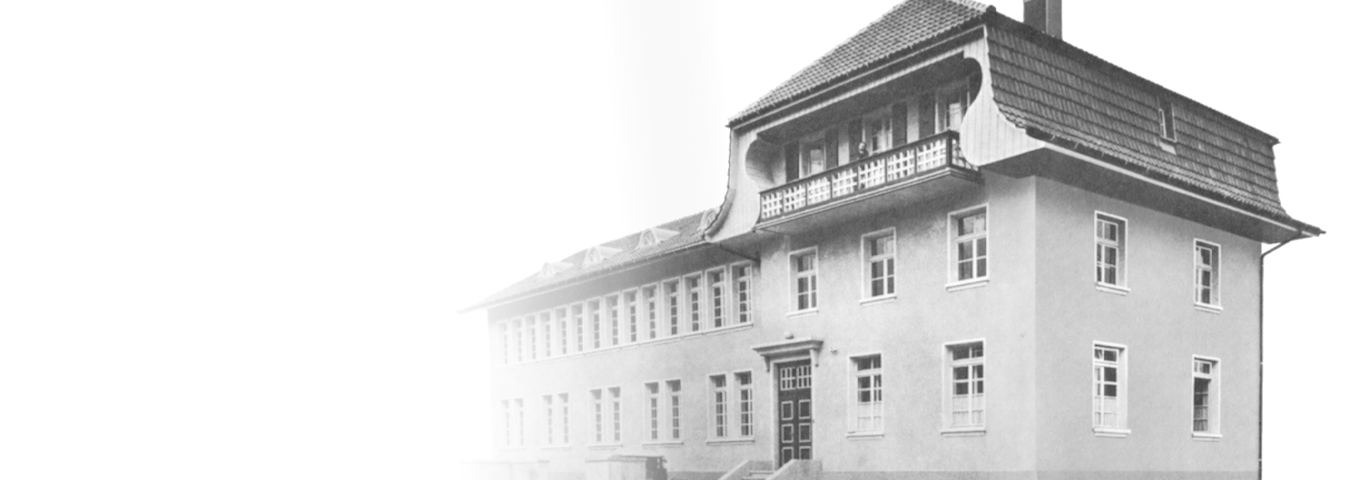 Stare czarno-białe zdjęcie pierwszej fabryki Bernafon we Flamatt, niedaleko Berna, Szwajcaria, 1925