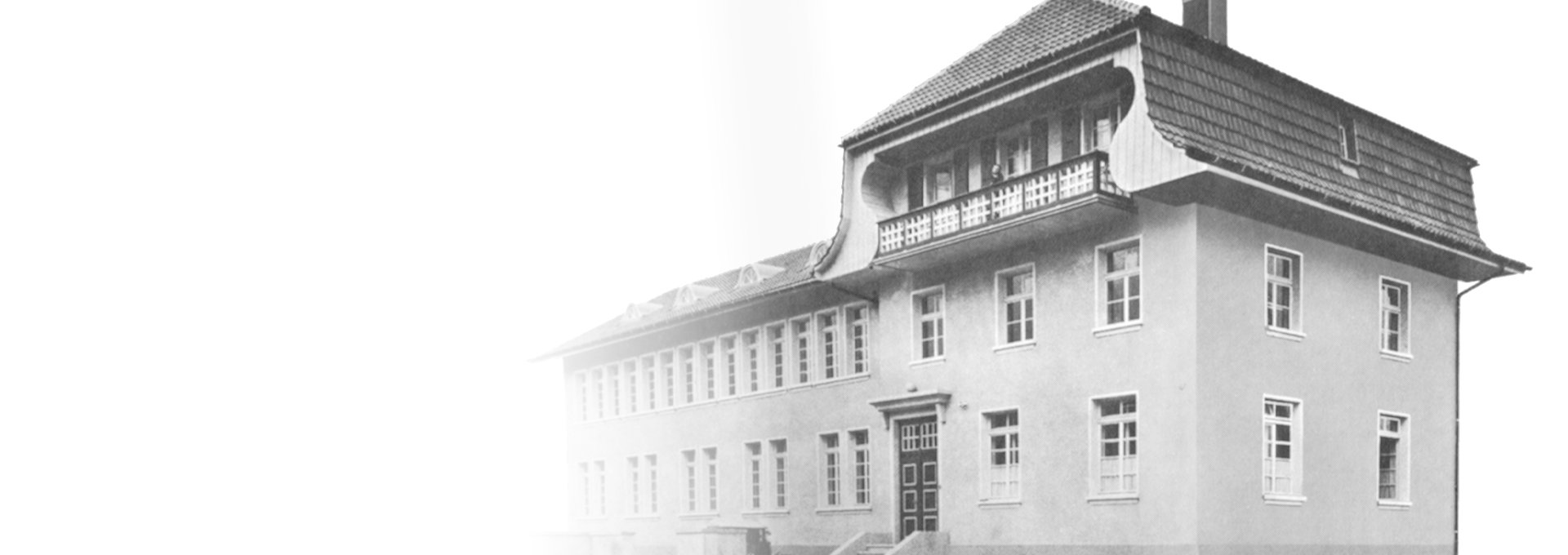 Vanha mustavalkoinen valokuva Bernafonin ensimmäisestä tehtaasta Flamattissa, lähellä Berniä, Sveitsi, 1925