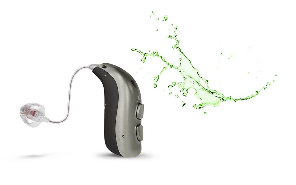 Bernafon høreapparat ved siden af et sprøjt af potentielt skadelige kemikalier