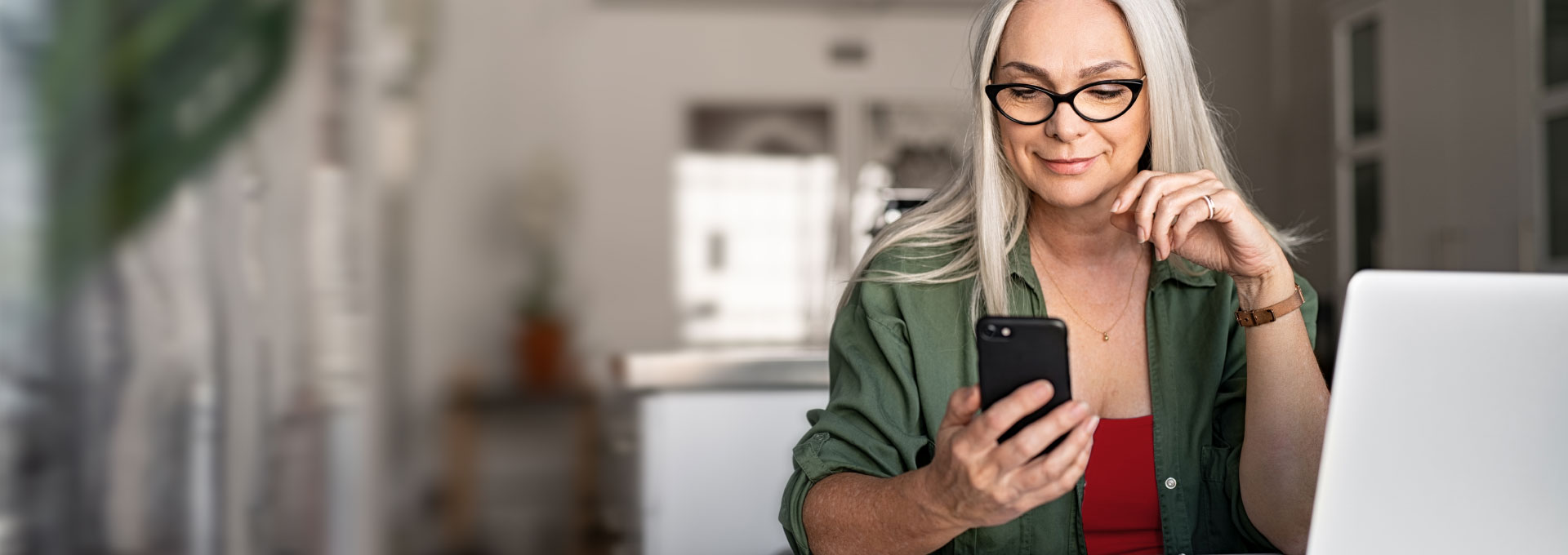 Mujer usando su smartphone