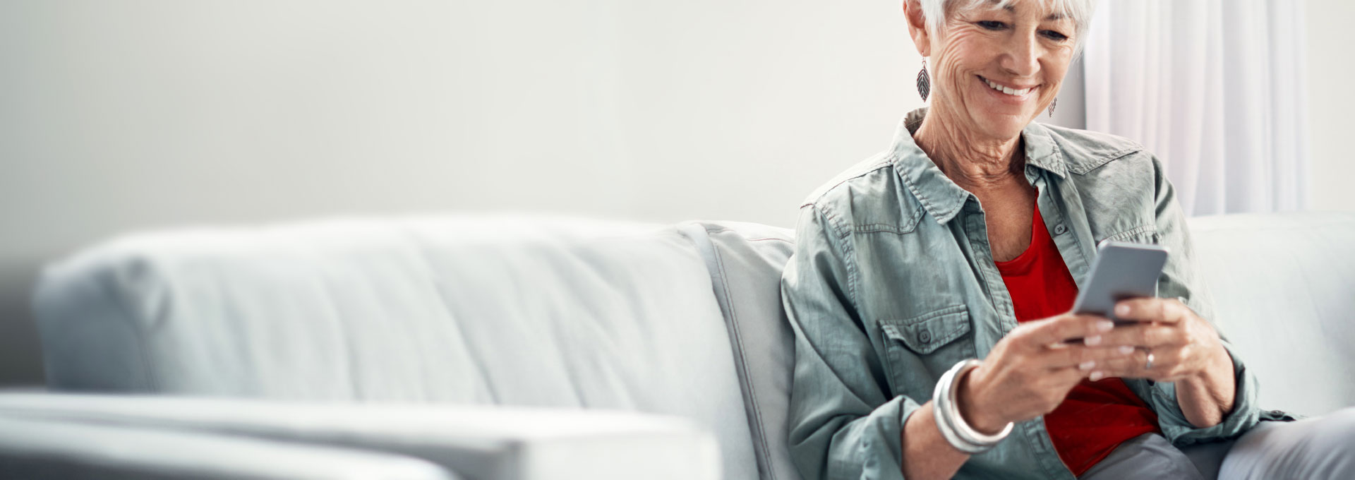 Mujer usando su smartphone