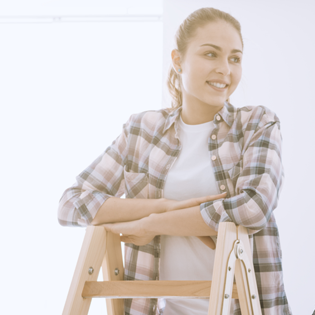 Una mujer sonriente con los audífonos Bernafon Leox Super Power | Ultra Power observa a su familia renovarse mientras está parada en una escalera.