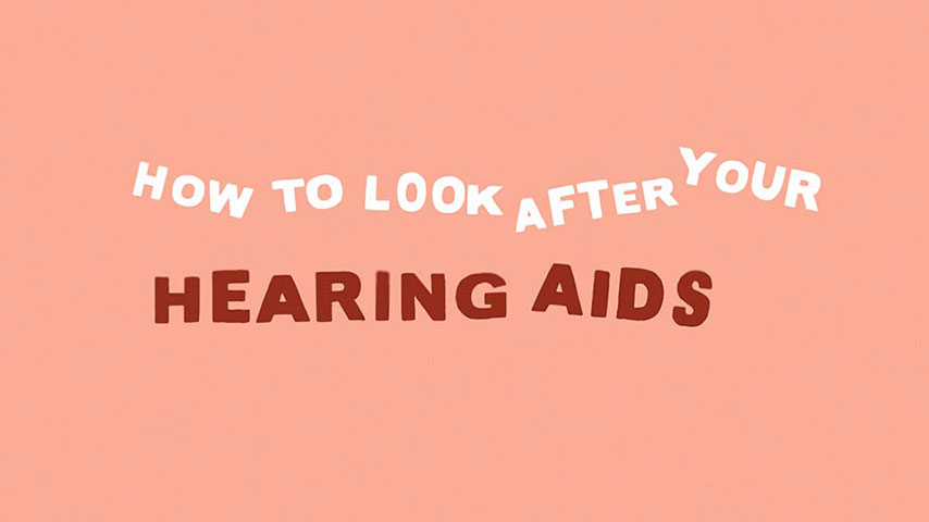 "Jak dbać o aparaty słuchowe" - tekst na jasnoczerwonym tle