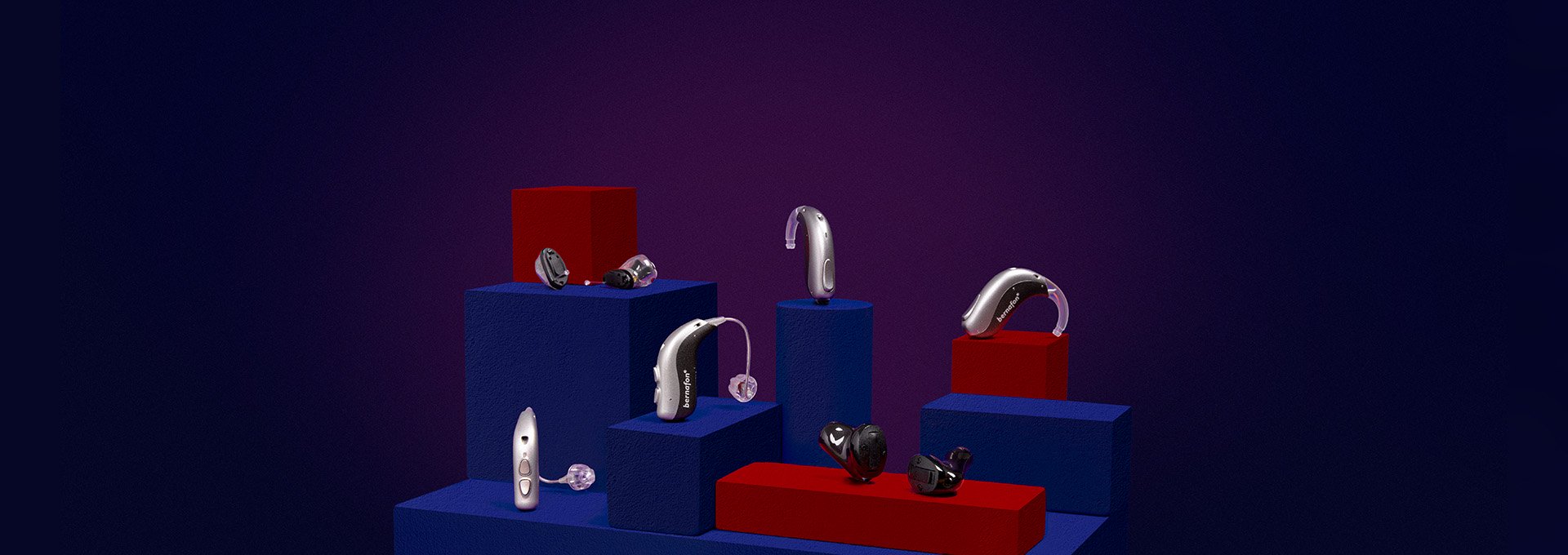 Bernafon Alpha-hörapparater i 6 modeller (IIC, ITC, miniRITE T (R), miniBTE T (R)) på röda och blå kuber med mörk bakgrund.