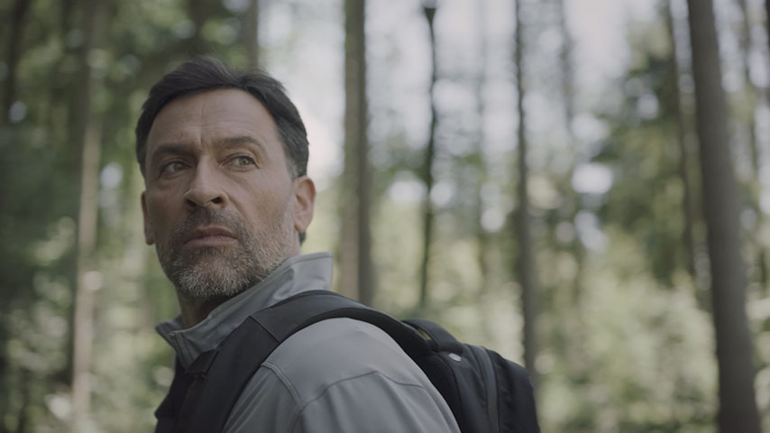Film de présentation de l'appareil auditif rechargeable Bernafon Alpha montrant un loup et un homme s'entendant dans la forêt avant de se rencontrer.