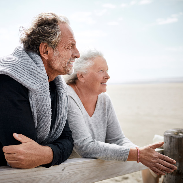 634x634_be_elderly_couple_at_beach
