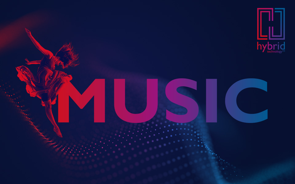 Sinipunainen kuva naisesta, joka tanssii MUSIC- sanamerkin, Bernafon Alphan Hybrid Technology -logon ja ääniaallon vieressä