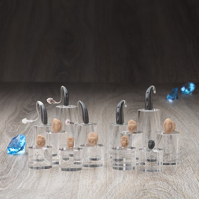 Photo de la famille d'aides auditives Saphira Bernafon, y compris les aides auditives discrètes dans l'oreille et derrière l'oreille.