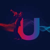 Röd/blå bild av mannen som spelar trumpet bredvid bokstaven U och med en Bernafon Alpha Music Experience ljudvåg i ryggen