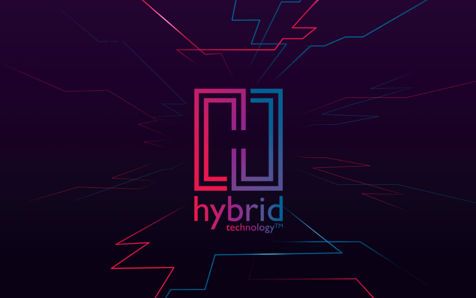 Logo Bernafon Hybrid Technology w kolorze czerwonym po lewej stronie, niebieskim po prawej, fioletowym pośrodku i czerwono-niebieskimi liniami dookoła