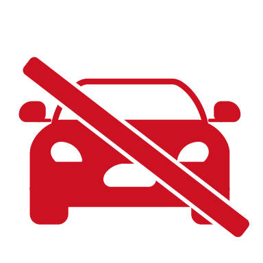 Czerwona ilustracja przedstawiająca przekreślony samochód, pokazująca korzyści płynące z niepodróżowania do protetyka słuchu oraz odbywania sesji dopasowania online