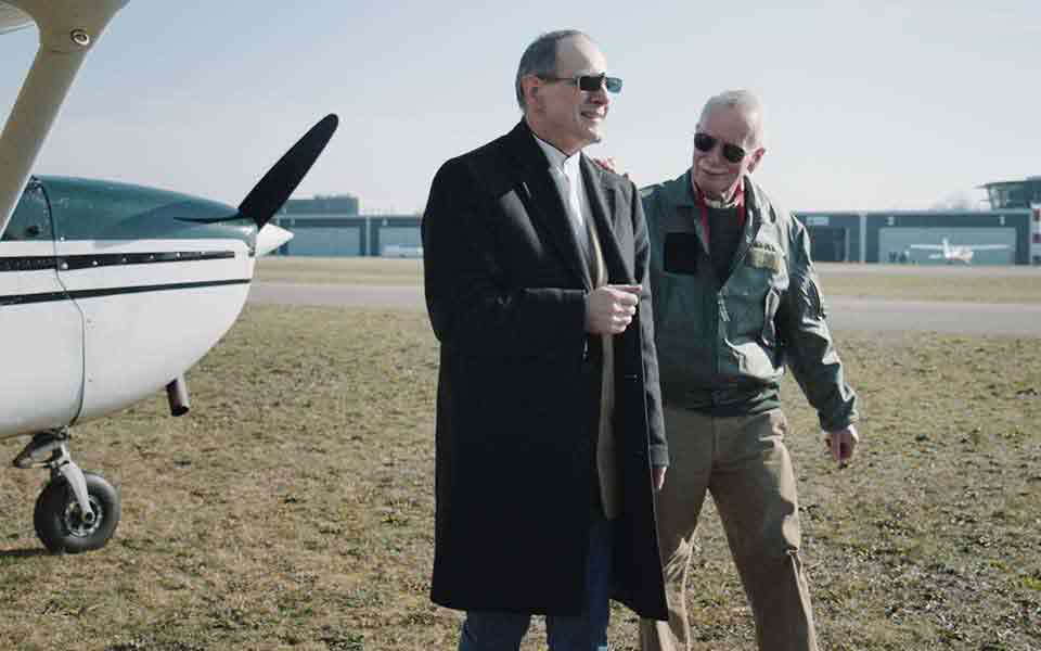 Bernafon hörapparatanvändare och pilot John går bort från sitt lilla flygplan efter en flygning med sin andrepilot