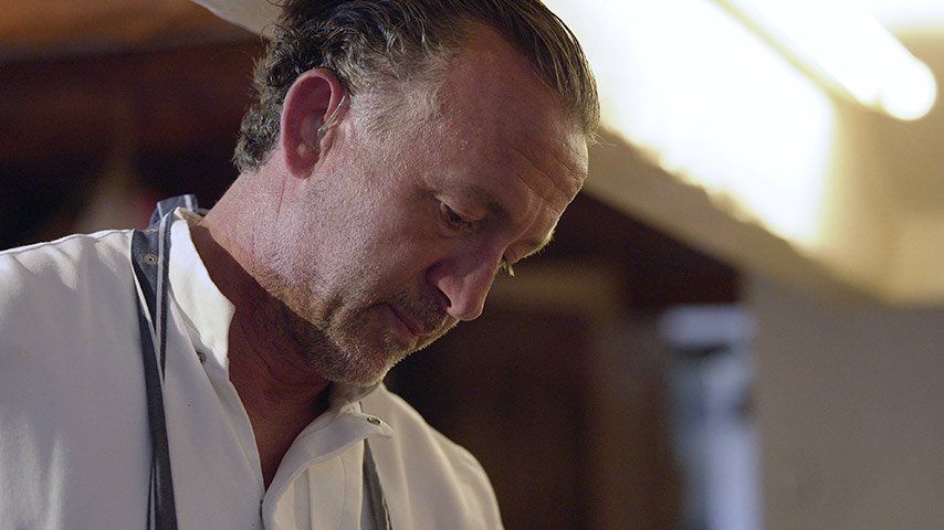 Un portrait de Jean-François Bérard, utilisateur d'une aide auditive Bernafon et chef cuisinier à la Cadière-d'Azur, France