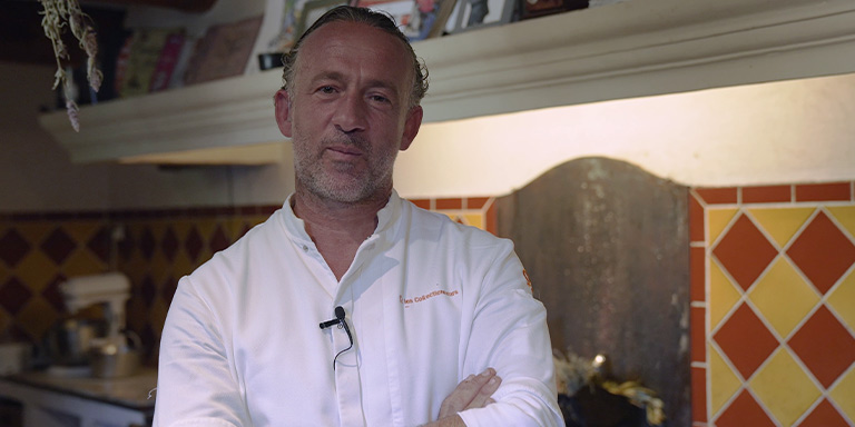 Jean-François Bérard, usuario de audífonos Bernafon y jefe de cocina en Marsella, Francia, en la cocina