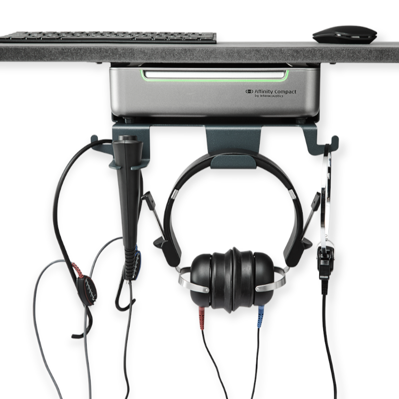 Affinity Compact mit an einem Tisch befestigten Kopfhörern