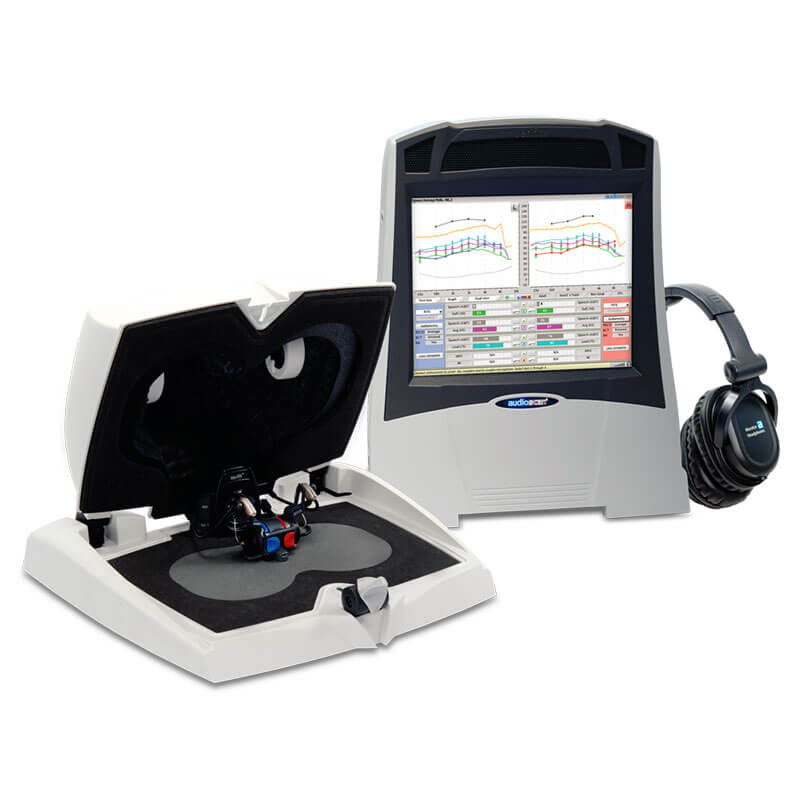 Audioscan Verifit2, et høreapparat test system, der viser en detaljeret skærm med auditive data og et høreapparat tilsluttet via kabler