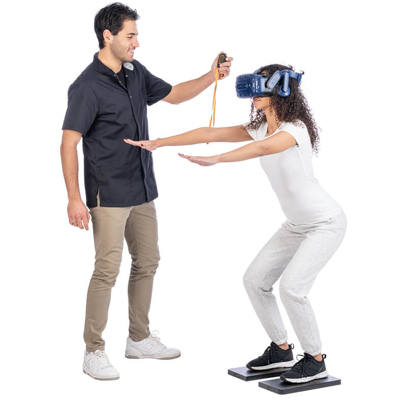 Audiólogo ayuda a una mujer con el equipo de BalanceVR en un ejercicio de equilibrio en las placas de fuerza StaticVR.