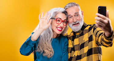 philips_375x200_hearlink_david_and_shirley_phone_rgb