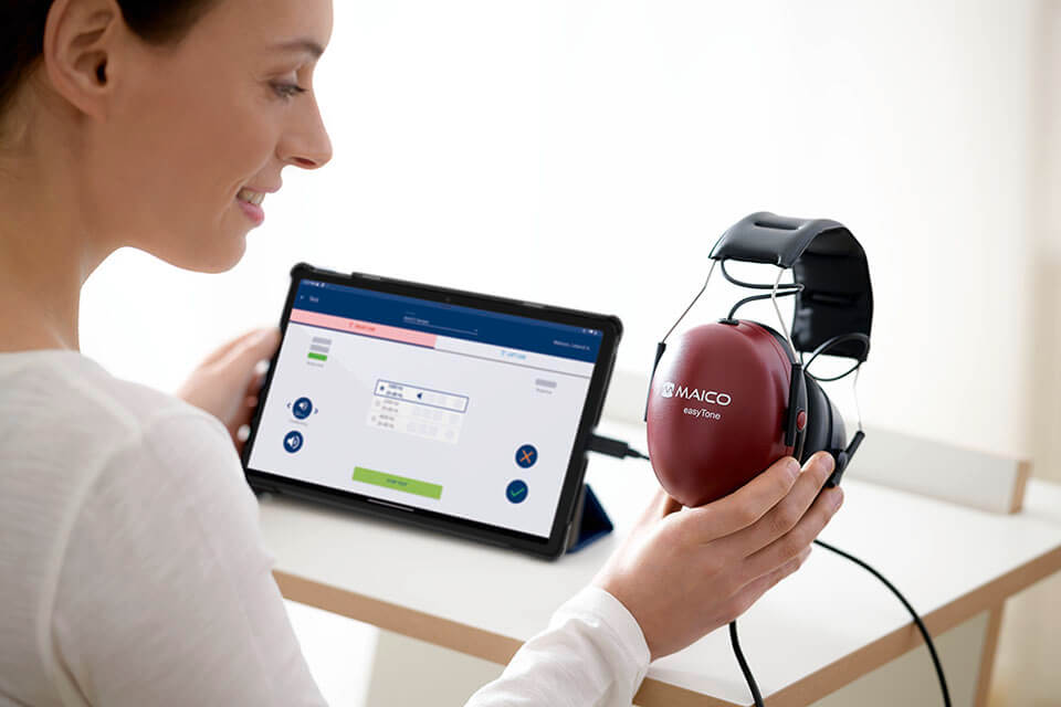 Tablet audiometer easyTone with state-of-the-art headphone