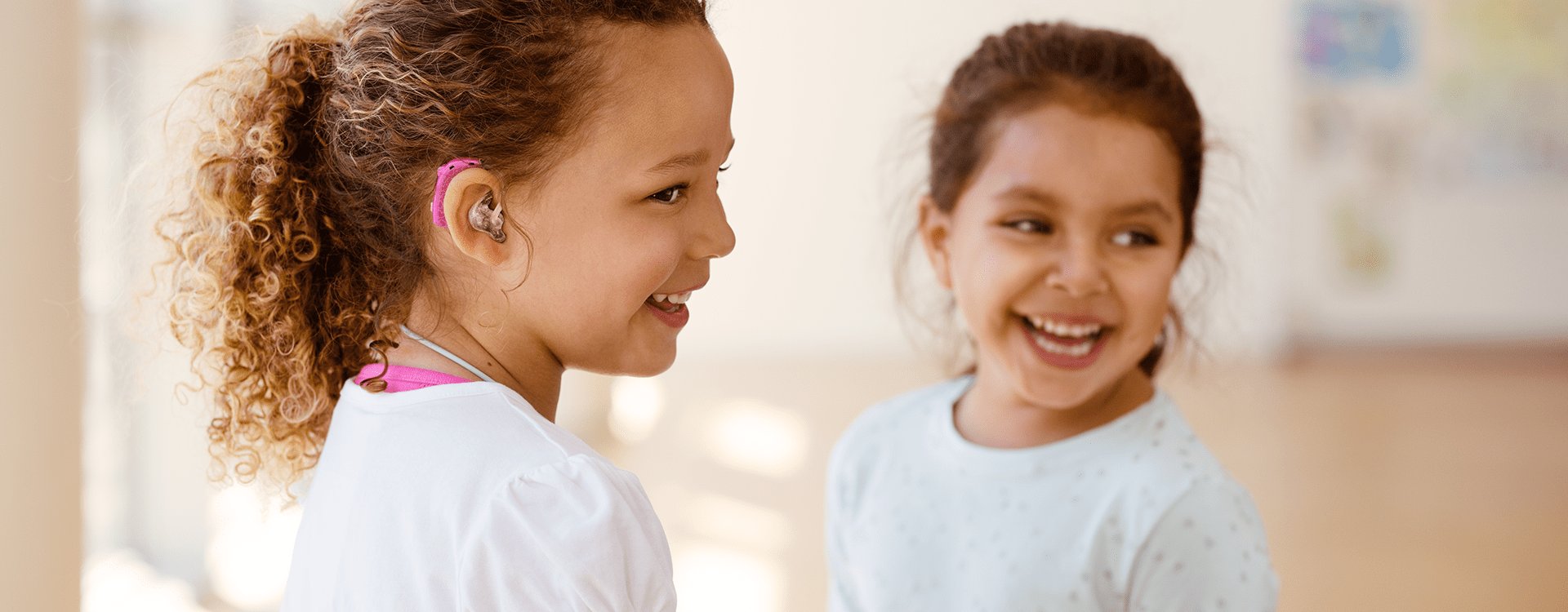 petites filles portant appareil auditif rigolent -adaptation bimodale