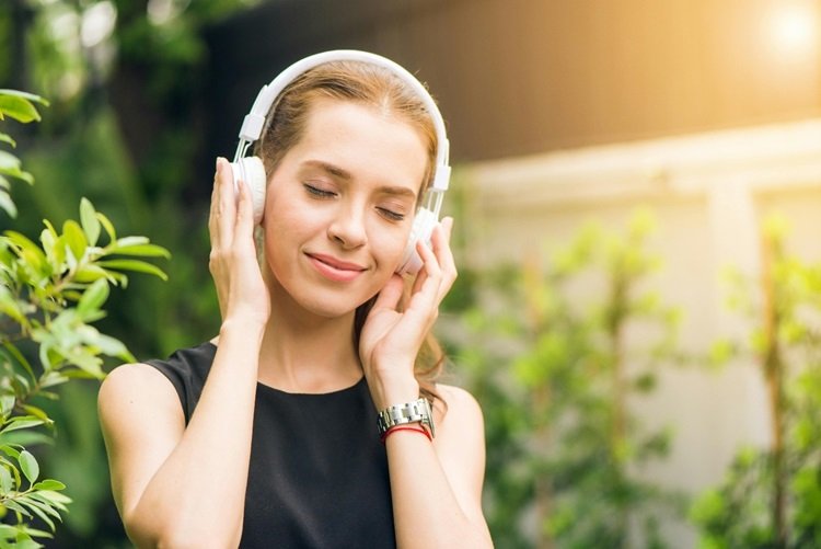 Femme avec un casque qui écoute de la musique