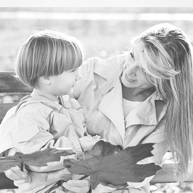 femme parlant à son enfant de façon claire et distincte