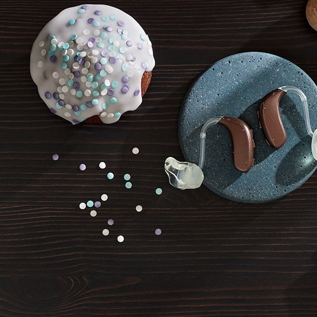 pep-oticon_xceed_play_still_life_bte_sp_cupcake_as_50065