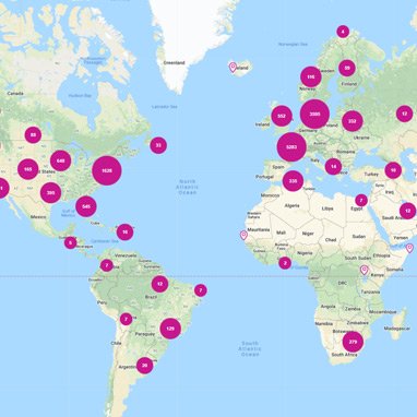 Mapa świata z naniesionymi punktami wskazującymi lokalizację gabinetów oferujących produktu Oticon.