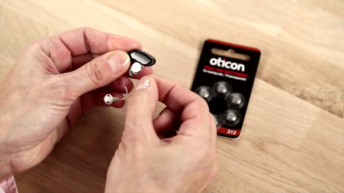 Changer les piles des appareils auditifs BTE Oticon