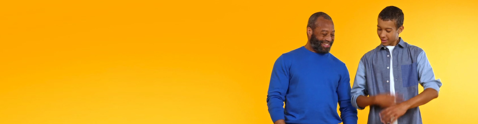 Großvater trägt Philips HearLink und hat zusammen mit seinem Enkel Spaß beim Tanzen.