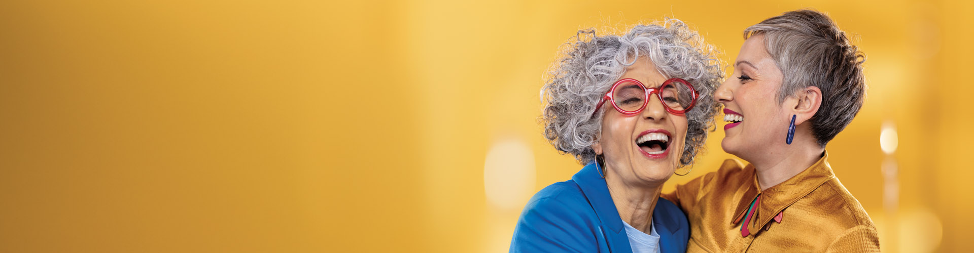 Two friends enjoying the moment and listening to each other. Hear better with Philips Hearlink. 