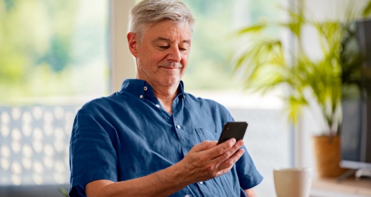 Philips hearing aid user connecting to a Remote Fitting appointment via his smartphone. 