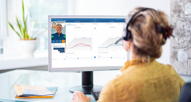 Hearing care professional in an online Remote Fitting session with a Philips HearLink user.