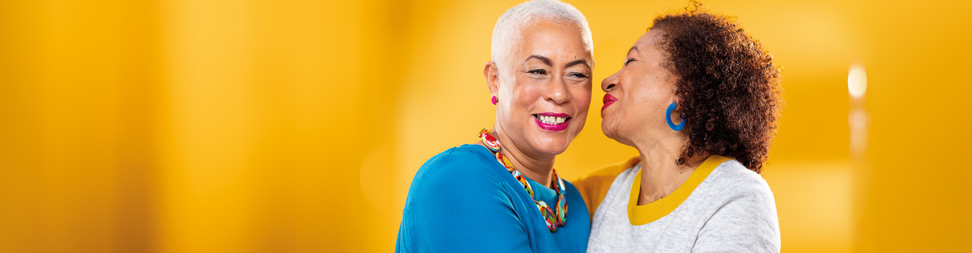 Dos mujeres escuchando la una a la otra. Con los audífonos Philips HearLink puedes seguir escuchando incluso con pérdida auditiva.