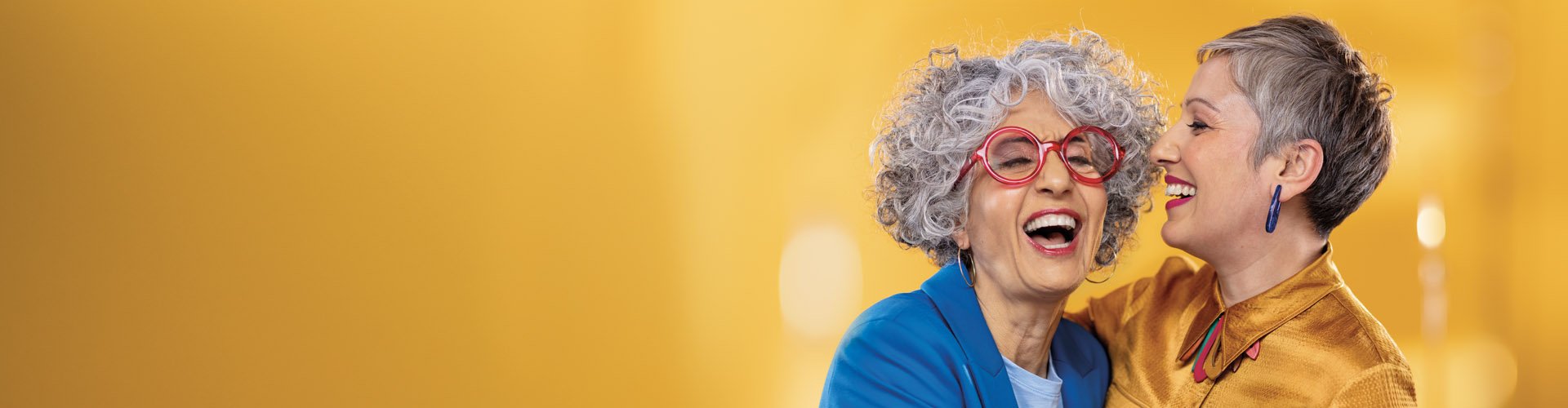 Dos mujeres conectando. Philips Hearing Solutions te ayuda a escuhar mejor, para que conectes mejor.