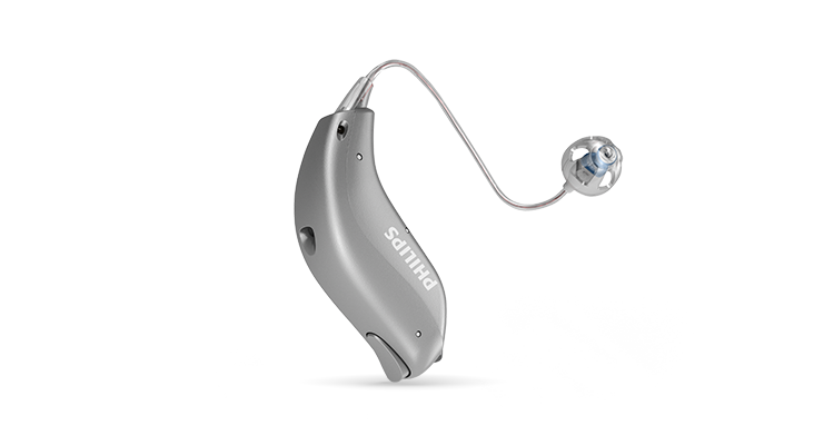 Audífono retroauricular Philips HearLink con el auricular en el oído (RITE).