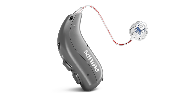 Aparato auditivo retroauricular Philips HearLink con el auricular en el oído (RITE T). 
