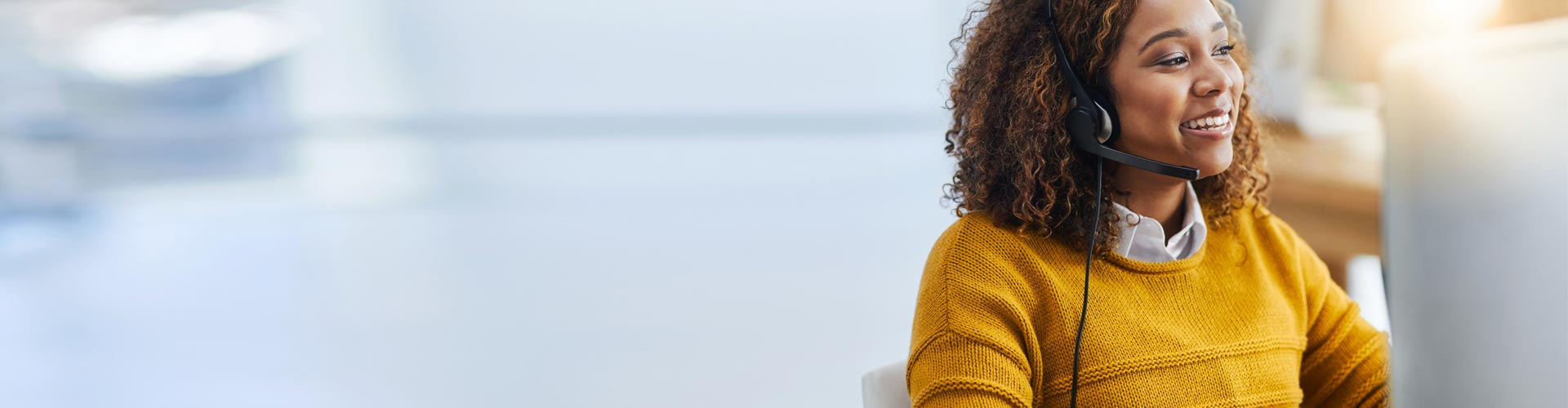 Femme parlant au téléphone et apportant de l’aide à un client.