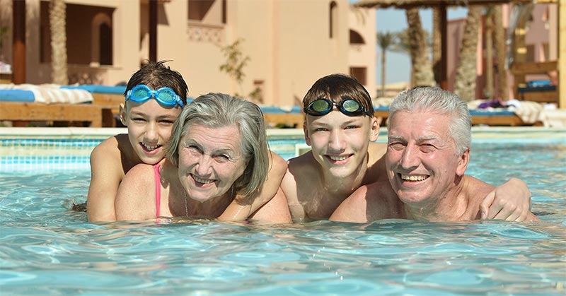 zomer-zwembad-familie-hoorapparaat
